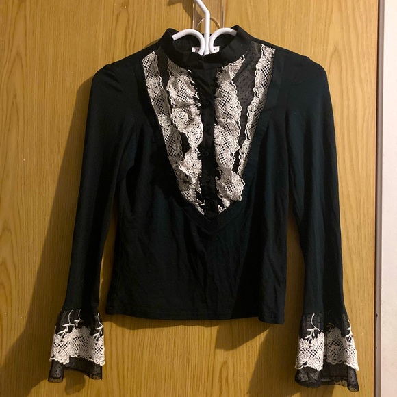 CUTE LACE BLOUSE USED - Picture 1 of 2